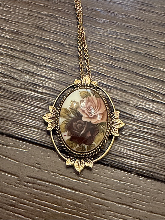 Sarah Coventry Jewelry - Vintage 1977 Gold Floral Oval Pendant Necklace - Pink & Black Roses